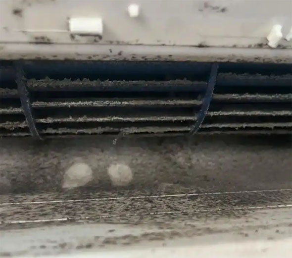 乌拉特中空调吹的风有股烧焦味是怎么回事